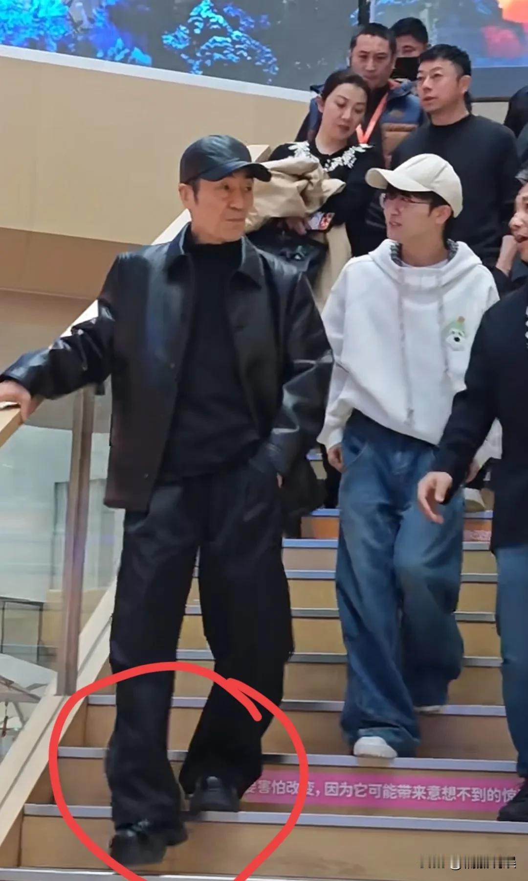 张艺谋张导这是越老越帅越老越潮啊！他和周深现身阿里，穿着一件黑色皮衣，配阔腿裤