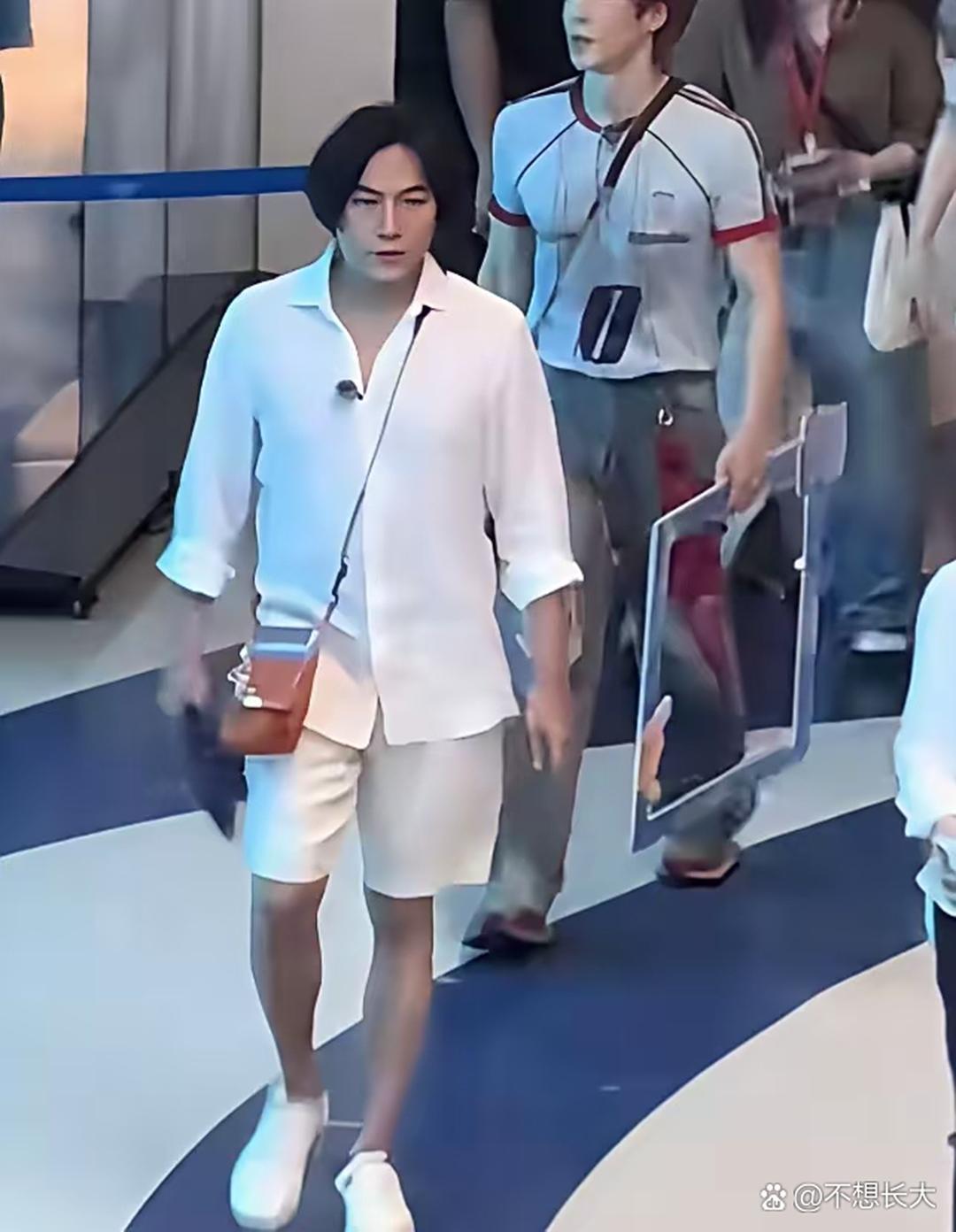 幸福肥是真的吗？秦昊彻底放飞自我了！长发一披，肚腩一挺，拖鞋配大裤衩，完全不