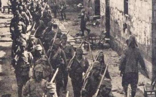 1937年，一群日本兵闯入红应村“大扫荡”。他们拖来5名老妇，将其剥个精光，然后