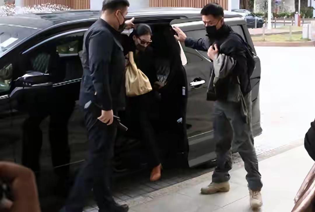 高等法院外，张柏芝悄然现身。她身姿沉静，神色淡然，仿佛岁月沉淀后的静湖，波澜不