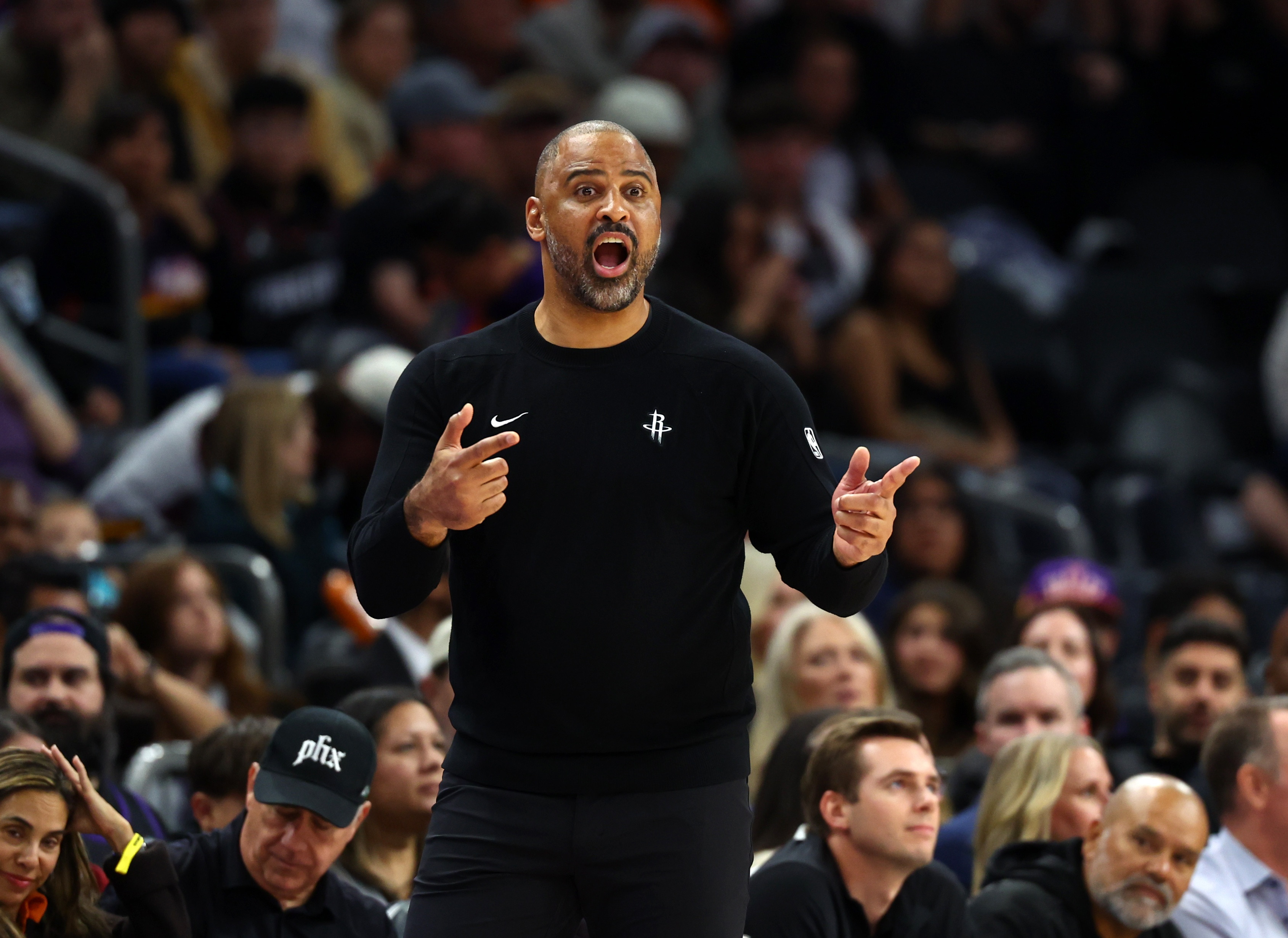 有最新的消息称，火箭队、湖人队、掘金队和尼克斯队，似乎都有意得到保罗这位控卫。火