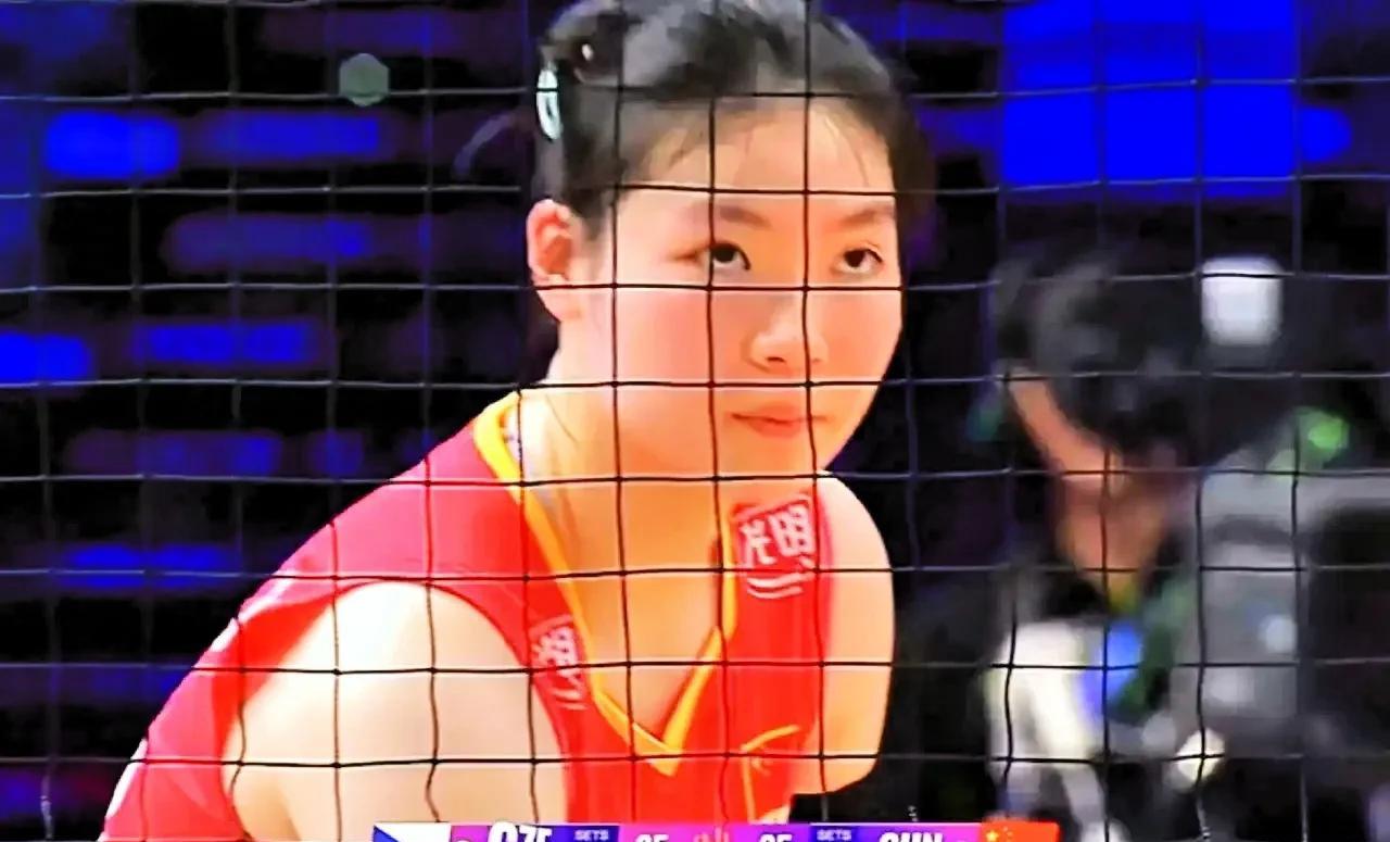 小二传张籽萱可不能再一根筋了，只知点传4号位不敢传快攻！女排的热度真的是不得了，