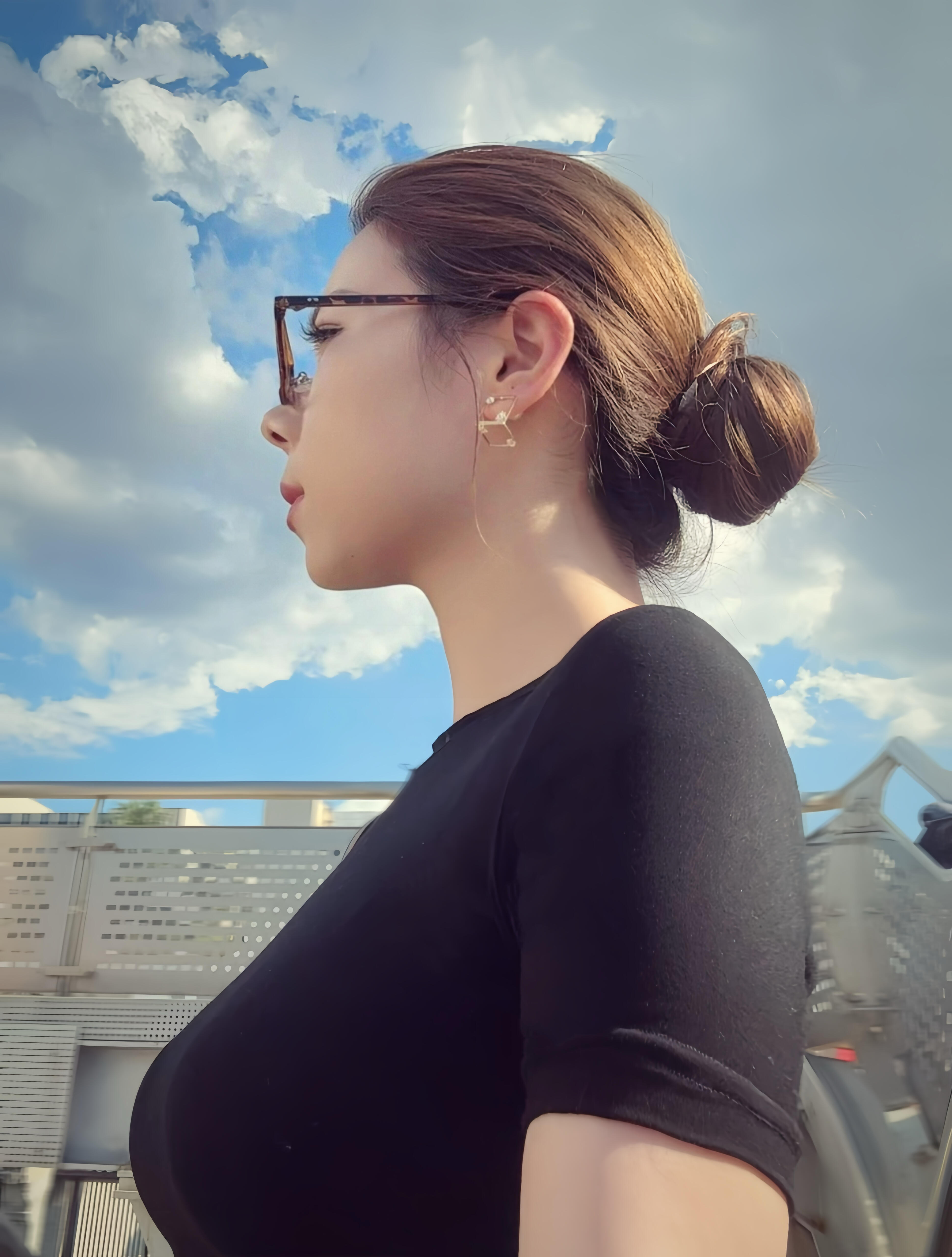 今天来商场试试衣服啦。