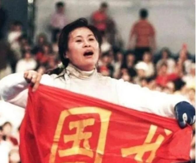 1984年栾菊杰拿到奥运冠军后，转身就宣布退役并改国籍移民加拿大，直到快五十岁的