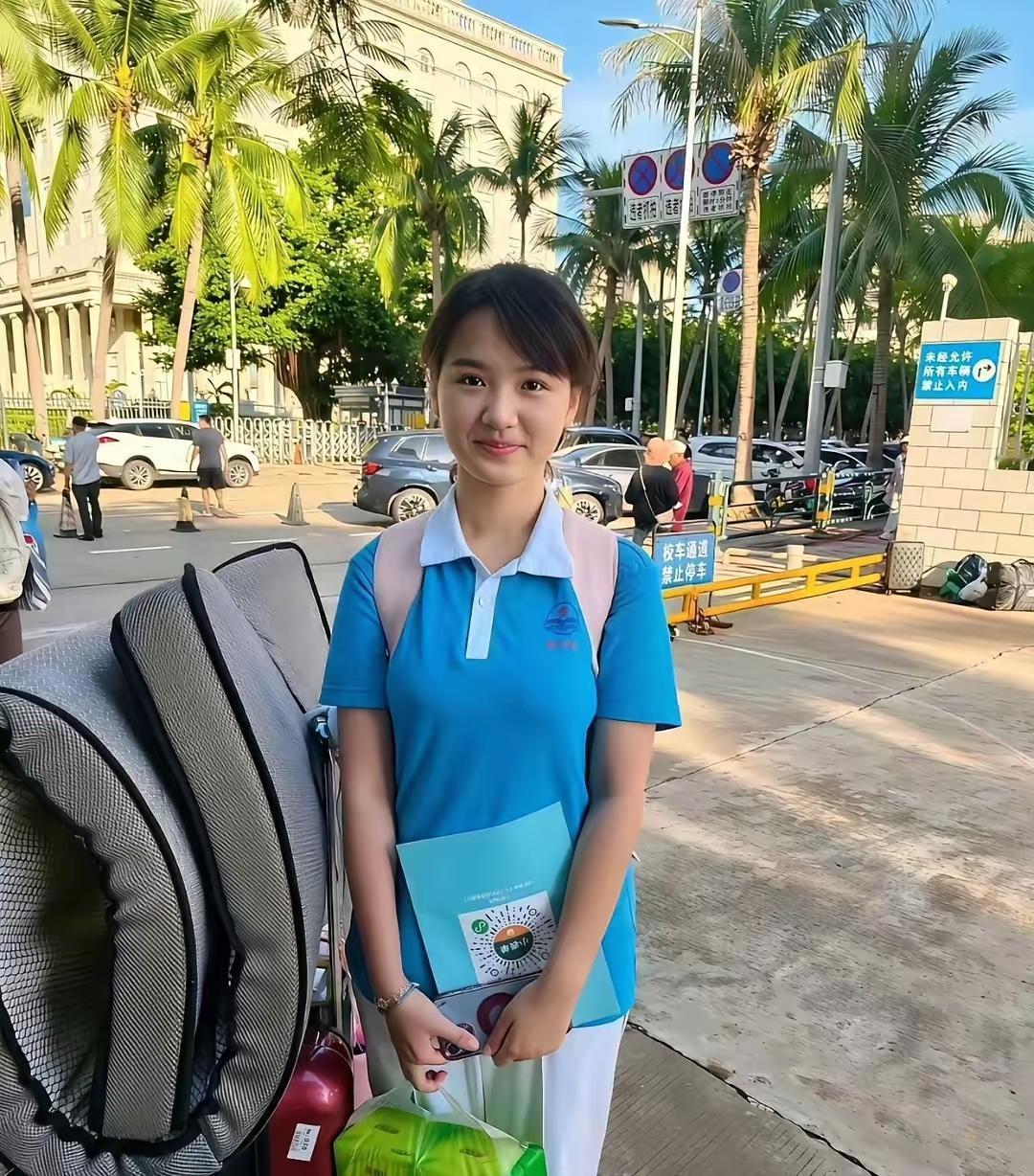进入大学前拍个照，方便大学四年后有对比照片，看看有啥变化，大不大。