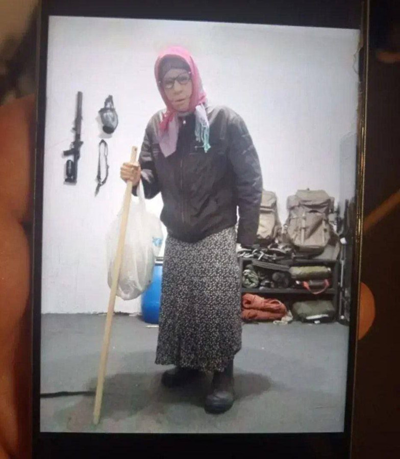 准备放炸弹的老奶奶，被现场逮捕！9月18日，乌克兰特种部队的一名特工今天在圣彼得