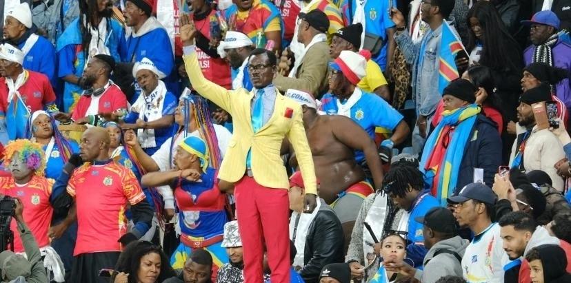 非洲杯球迷115分钟一动不动，引发热议在2025年非洲国家杯赛场上，一位刚果（