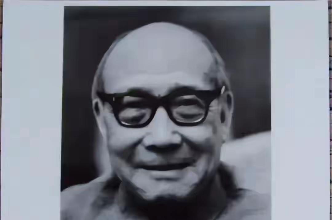 1974年秋，秦城监狱里，76岁的屈武正在低头劳动。一名看守快步走到他身边，压