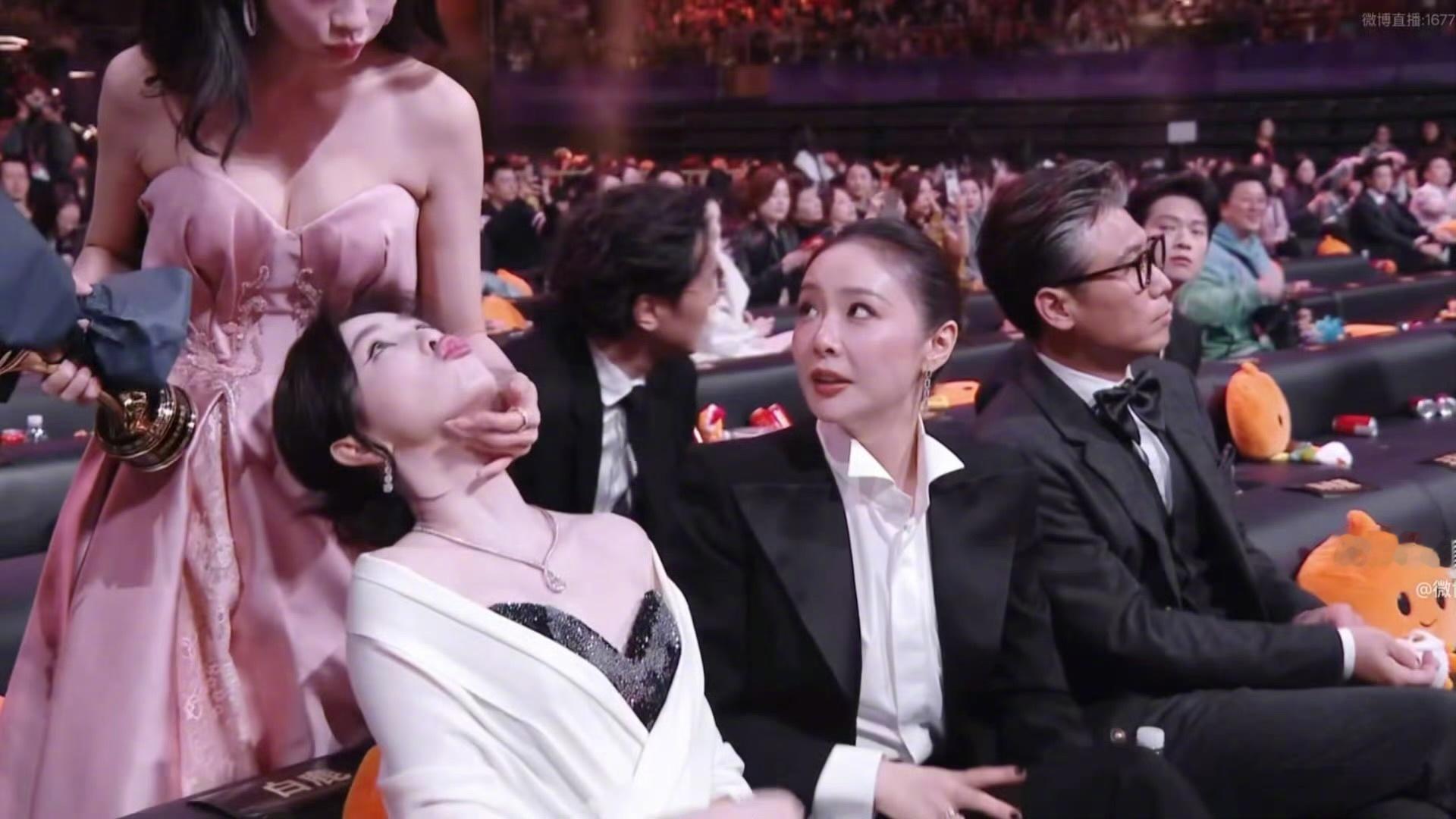 干啥呢干啥呢？孟子义白鹿你俩干啥呢？微博之夜内场