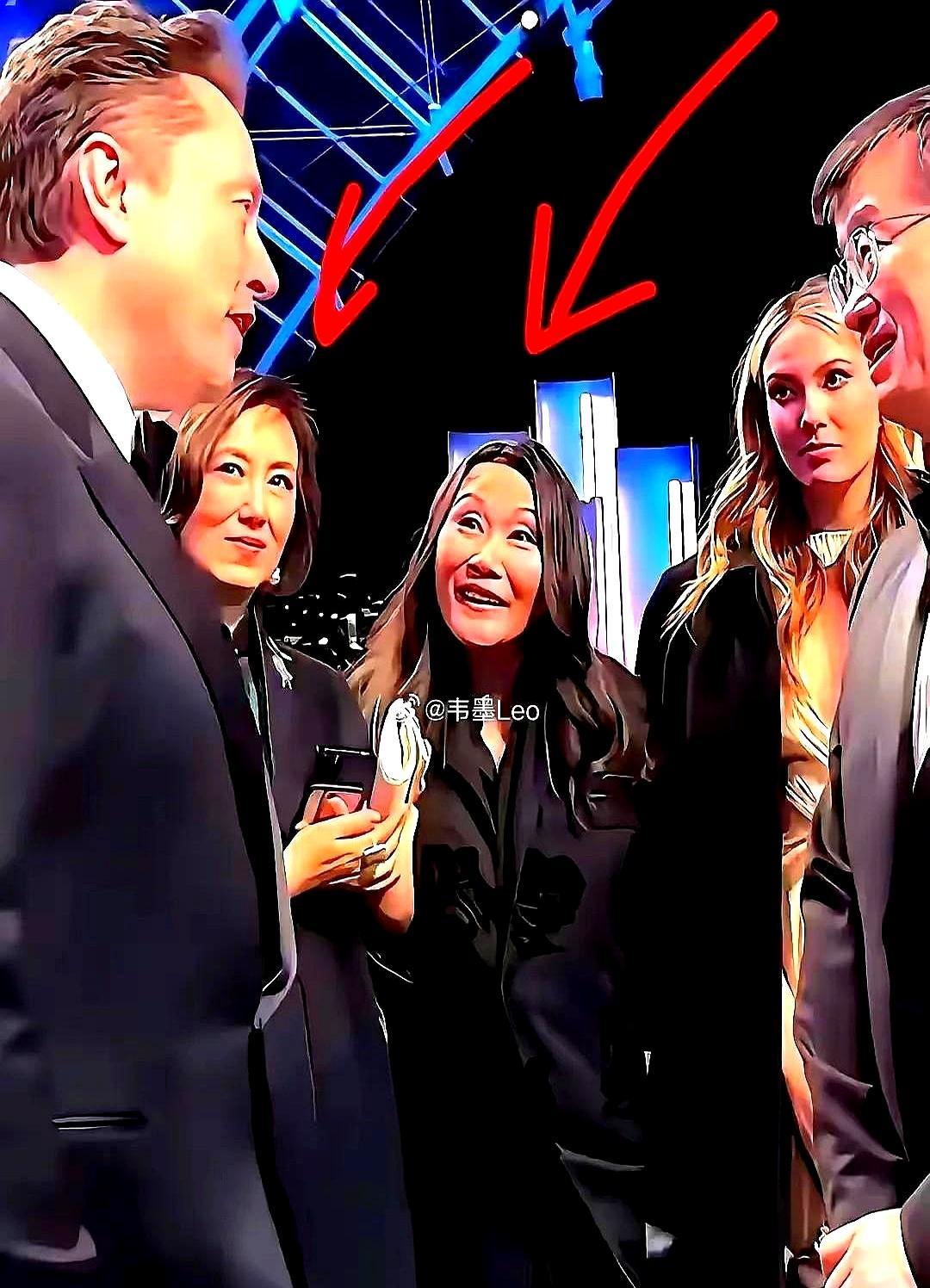 照片里，谷爱凌板着脸，像在说“姐凭本事拽”。谷燕笑得像刚签完大单。别只看见