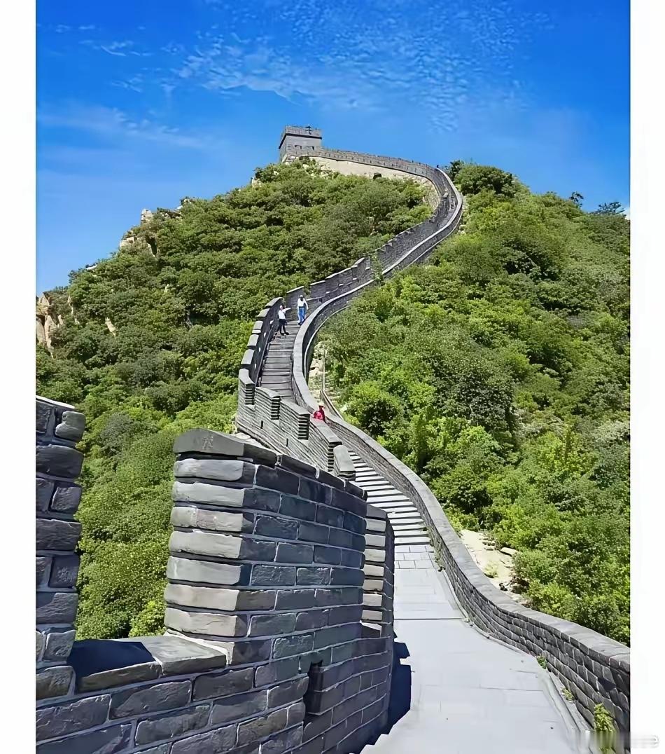 泰山现在也有了，就差个炮楼，唯一的区别就是泰山的只能看不能爬。