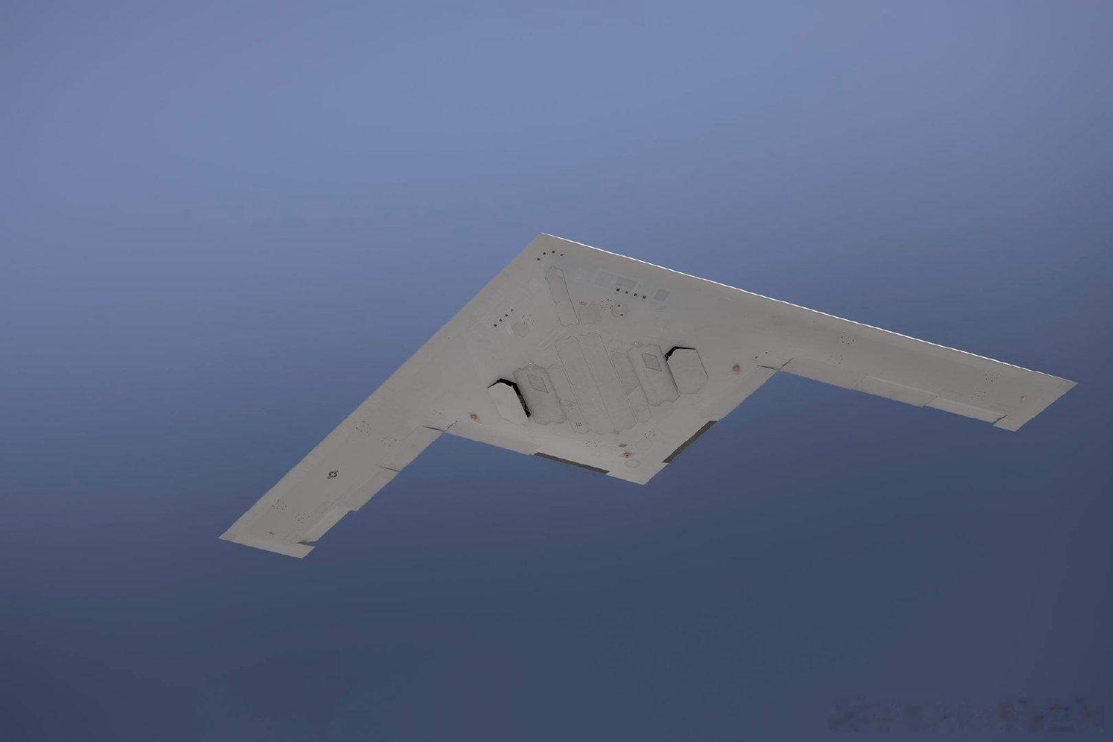 B-21隐形战略轰炸机更多新照片，采用内埋式尾喷管，完成多项测试包括空中加油等。据说测试进度快于预期