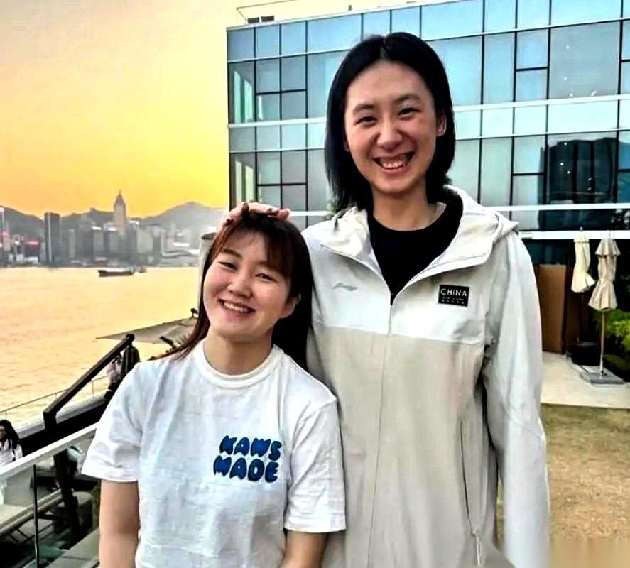 别再管大藤沙月叫“小个子”了。这个身高刚过一米五的姑娘，能让世界第一的孙颖莎，