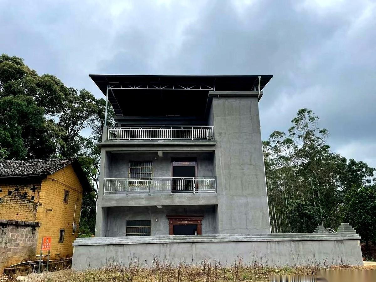 这房子，盖来就不是为了住的。你信吗？退休后，在老公老家村里，起了这么一栋。外