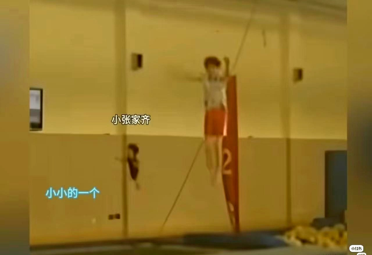 一张老照片翻出来，白背心小姑娘旁边那个小黑点，不放大根本看不清是个人。第一次刷
