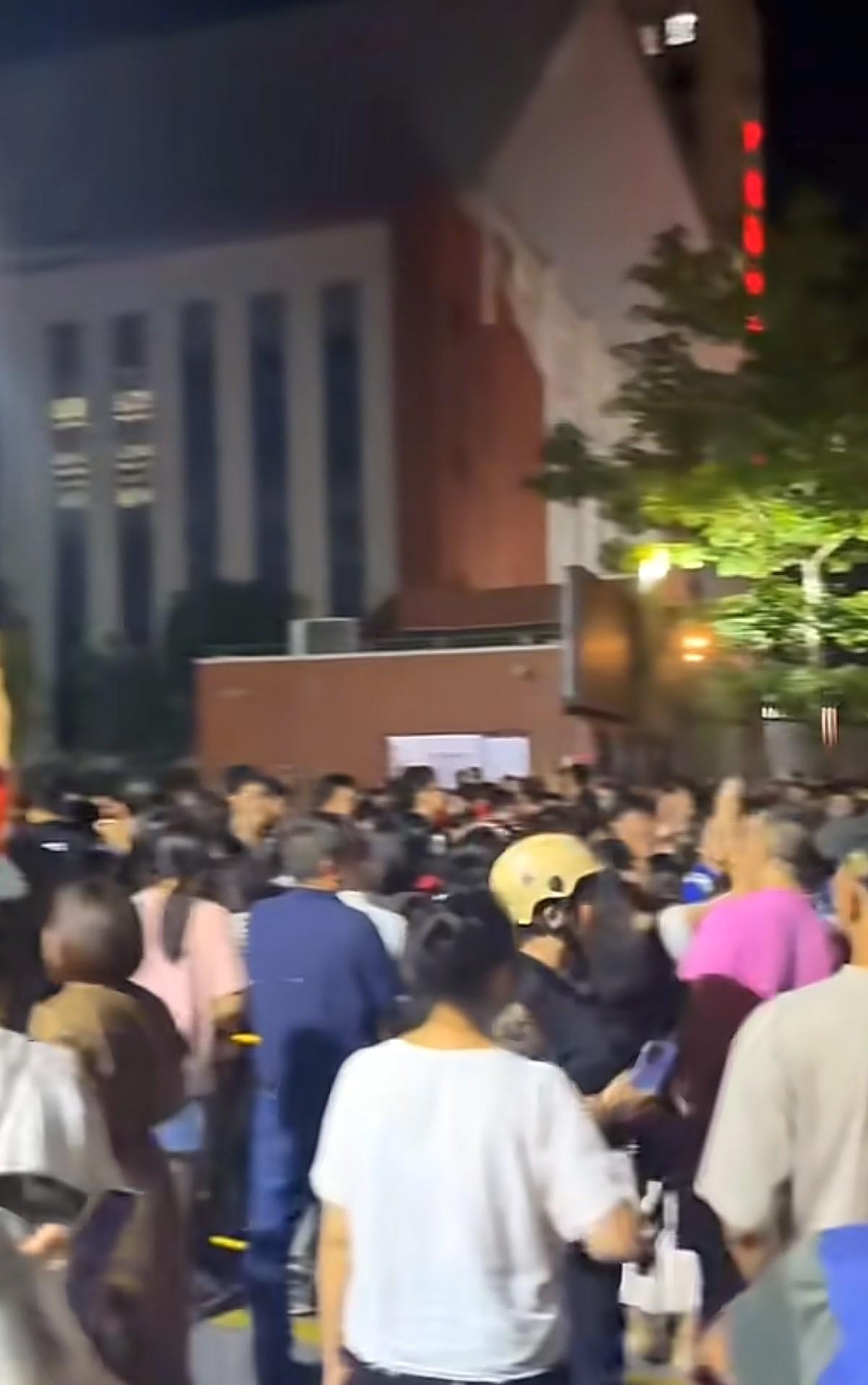 真的是离谱，台风要来了停课两天，让寄宿外地离家300多公里远的学生也要回家！问题