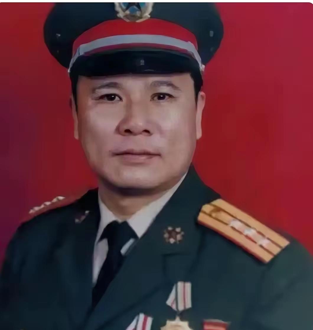 对越自卫反击战一等功臣黄招强，1958年出生，广东河源人，1976年入伍，中共党