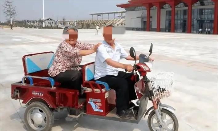 讹天讹地讹空气！湖北咸宁发生一起交通事故，一名70岁老人无证驾驶三轮摩托车，没戴
