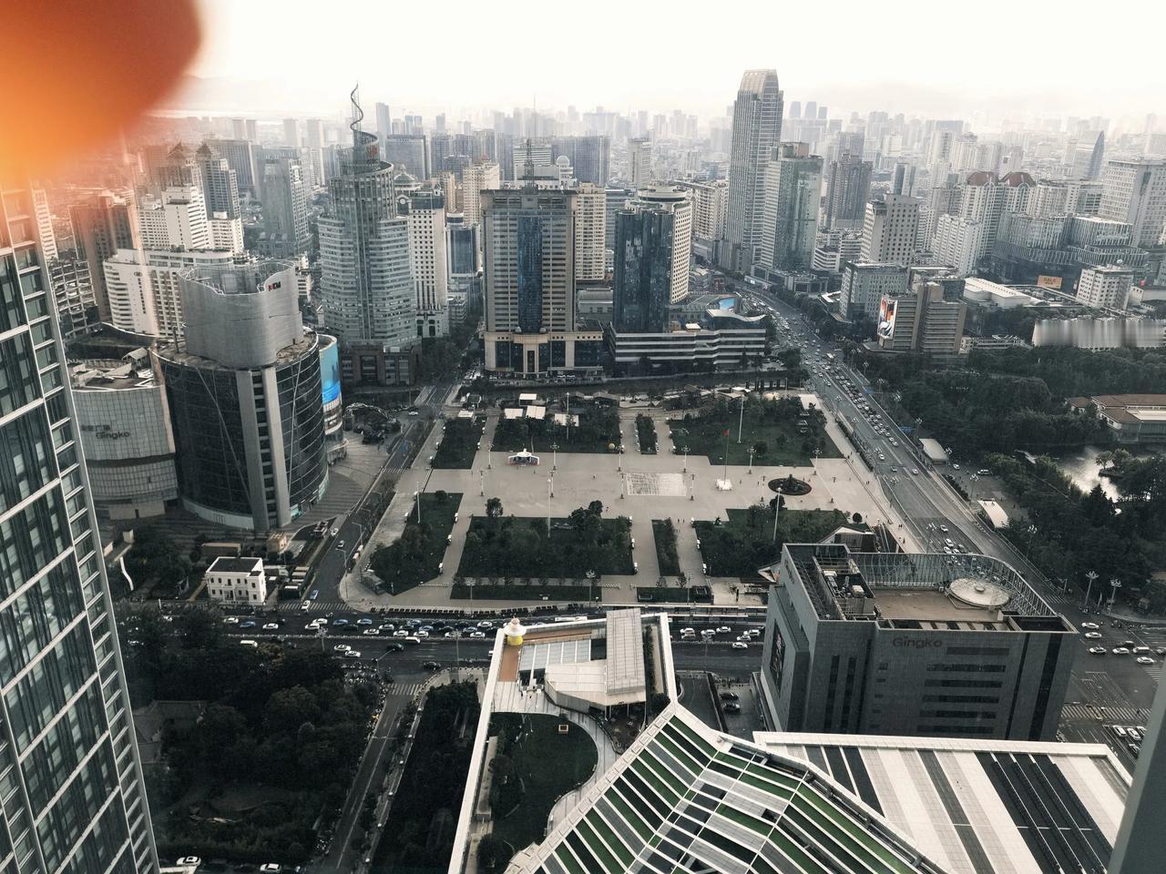 看看昆明的市中心这一景，为什么有的人还说这是个最大的村呢！
