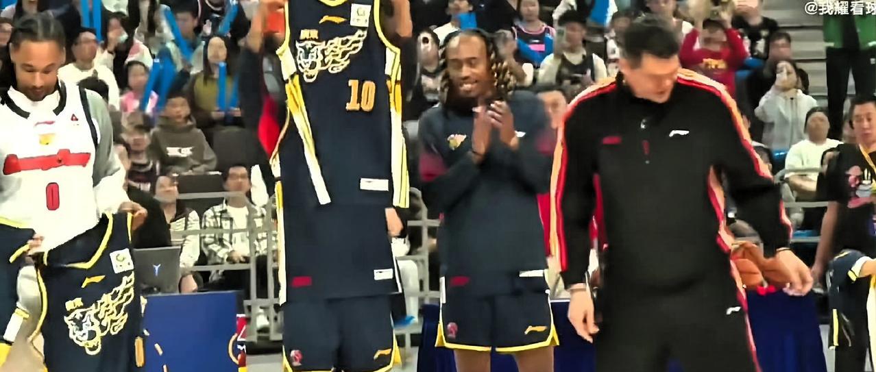 朱芳雨亲自给崔永熙、萨林杰、奎因、麦考尔发球衣，这事有点意思了，崔永熙竟然选择科