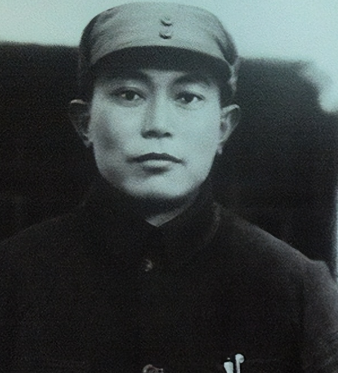 李先念刚从新疆冒死回到延安，前脚还没站稳，中央就决定把他从一个军政委，直接降为营