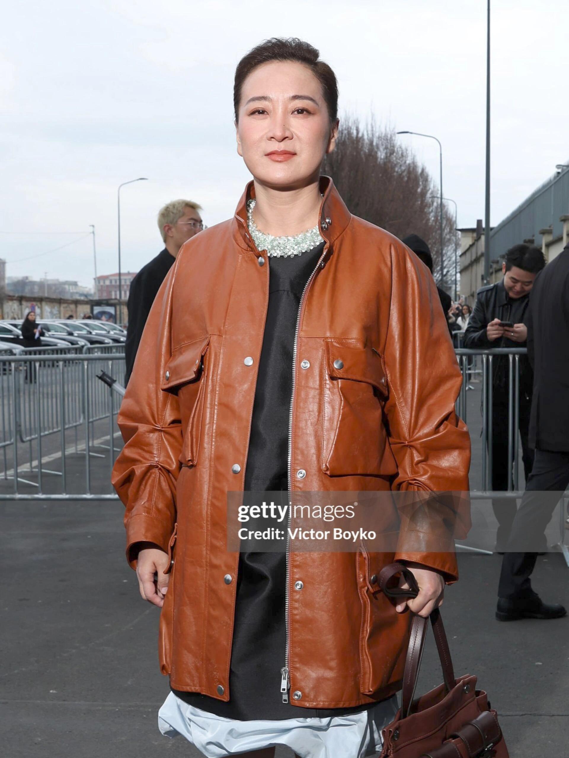 贾玲今日PRADA看秀G社生图来了！品牌代言人贾玲亮相米兰时装周PRADA20