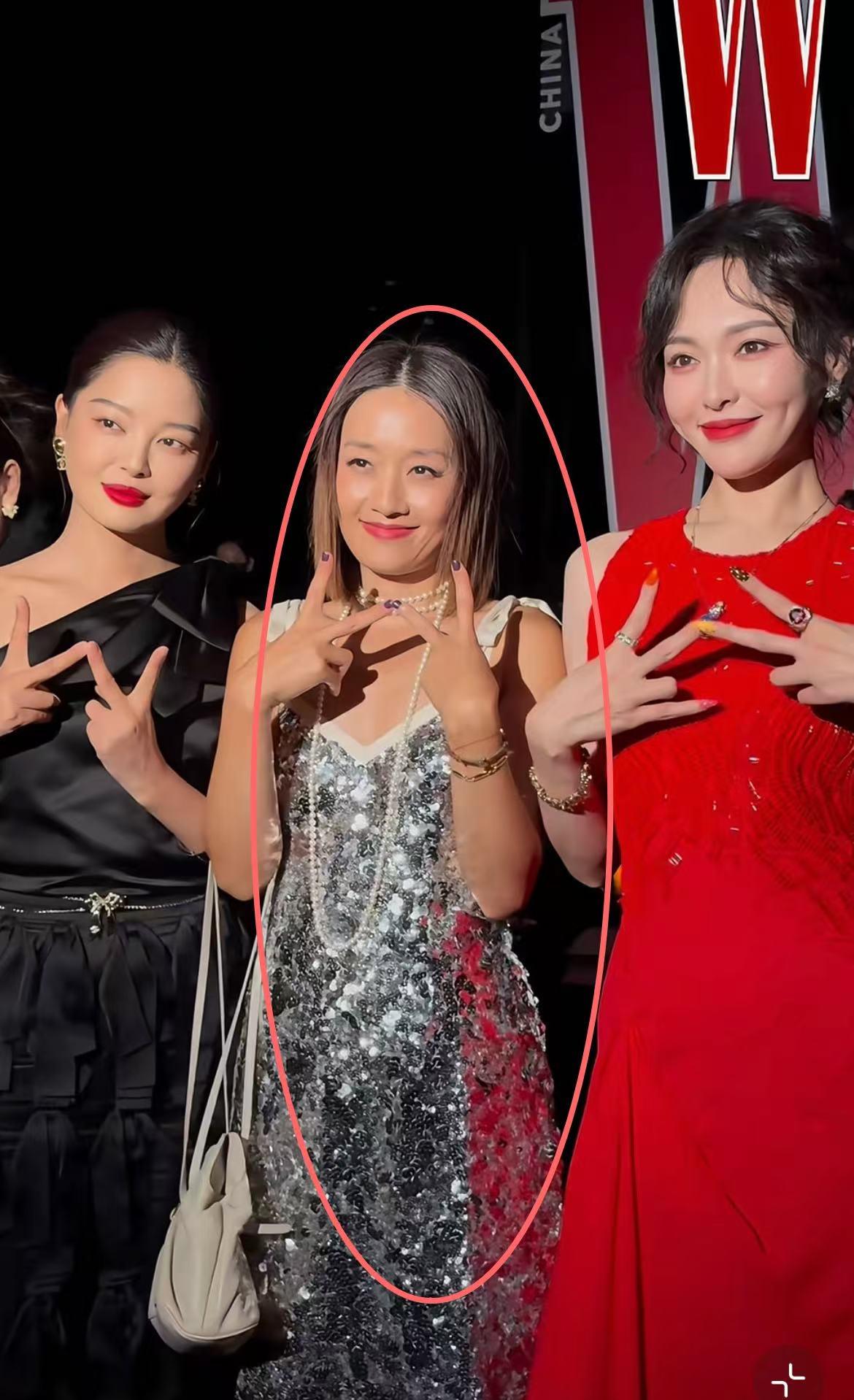 红毯翻车第N次！马伊琍又把亮片穿成灾难现场。昨晚W盛典，她穿银色吊带裙，