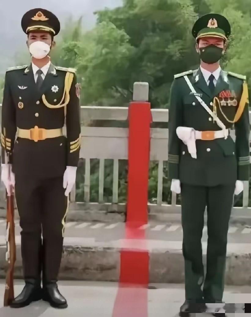 问中印边境哪边是中国军人，老兵告诉你，只看手就知道了，我军军人站岗，手中指紧贴裤