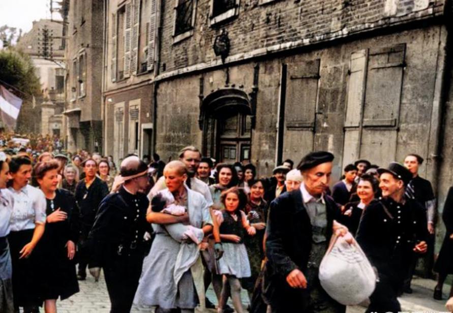 1944年的法国街头，一场疯狂的“狂欢”正在上演。 成群结队的男人围捕女人，