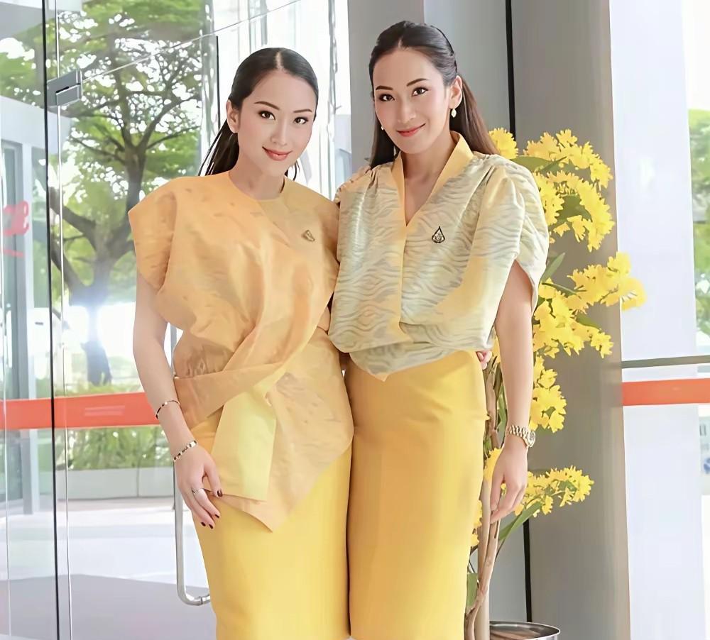 这是佩通坦和姐姐萍通塔的合影照，姐姐非常聪明，知道政坛的水很深，稍有不慎就可能翻