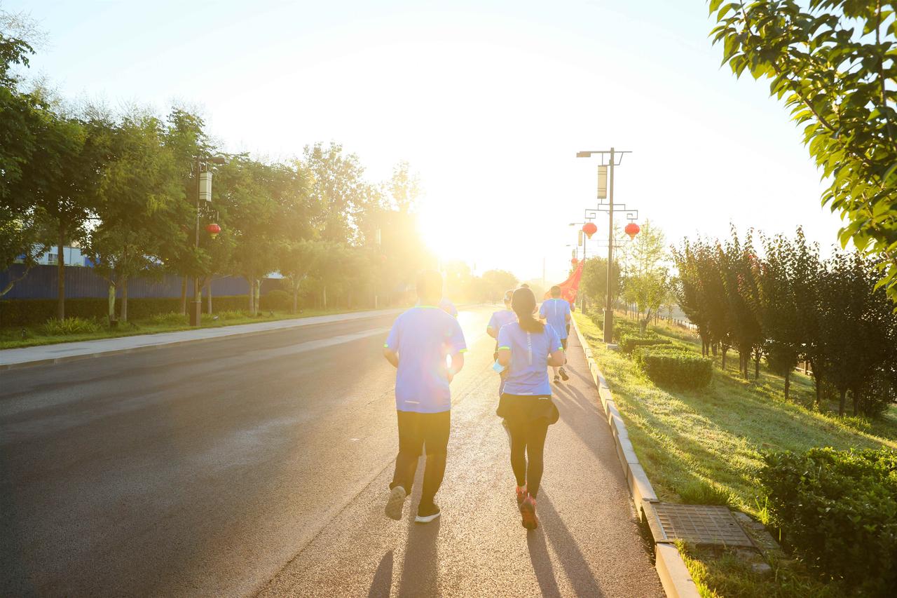 学医后才明白，稳定血糖最好的运动，不是快走慢跑，而是这个老张是社区里出了名的“