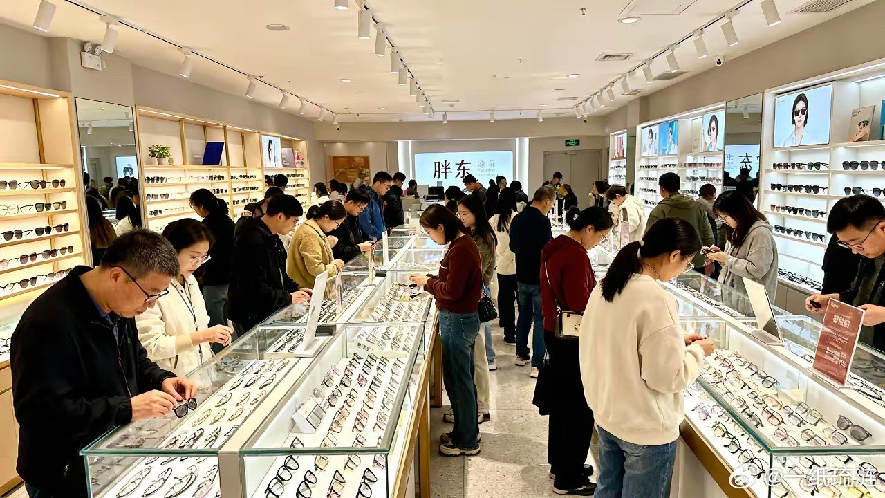 配眼镜总被坑？胖东来这招，直接治好了配镜焦虑胖东来眼镜自选超市人山人海，真不是没