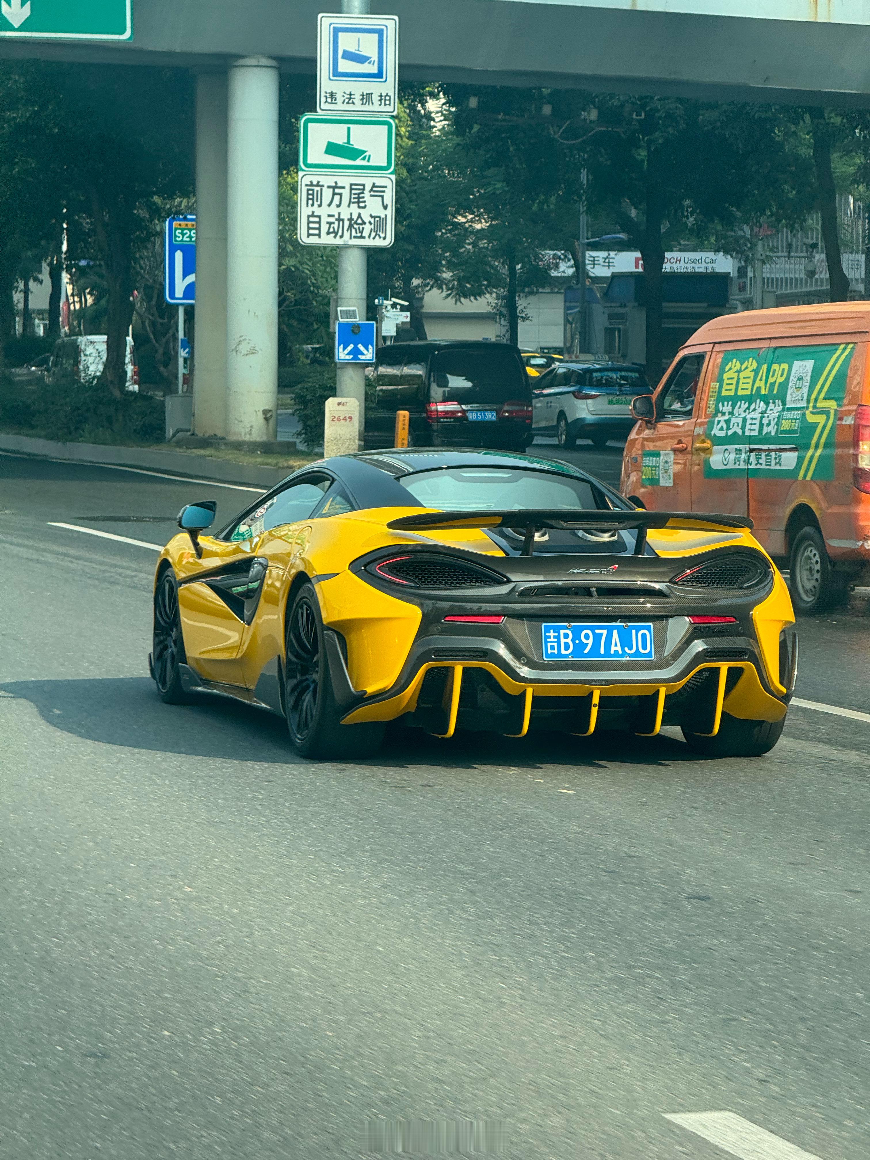 街头路遇一台迈凯轮，真滴帅啊！深圳