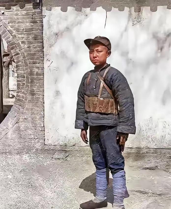 1936年，绥远，一名小战士在部队驻地拍下的珍贵照片。他看起来只有十几岁，由于常
