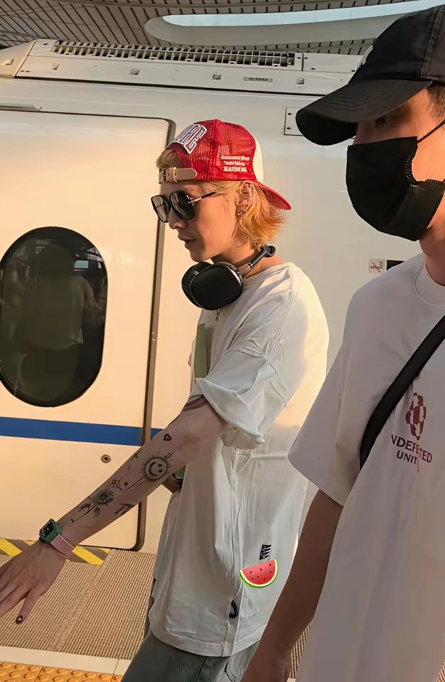 35岁鹿晗在北京被偶遇，他瘦了很多，越来越女性化了，一头黄毛，手上都是纹身，一言