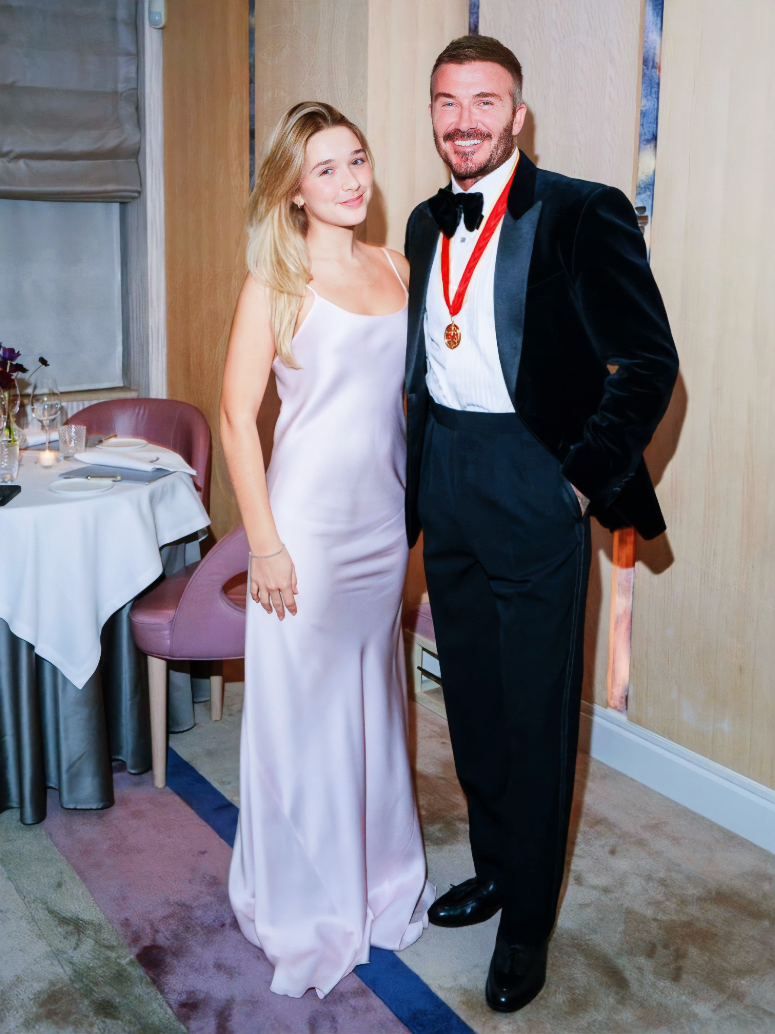 贝克汉姆与小七合影，长大后的小七真的好美，完美的遗传了父母的基因。​​​