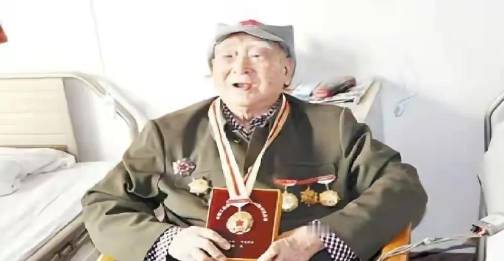 1943年，八路军政委秦光腰部中弹，两个汉奸走到了他身边要补刀。突然，秦光低