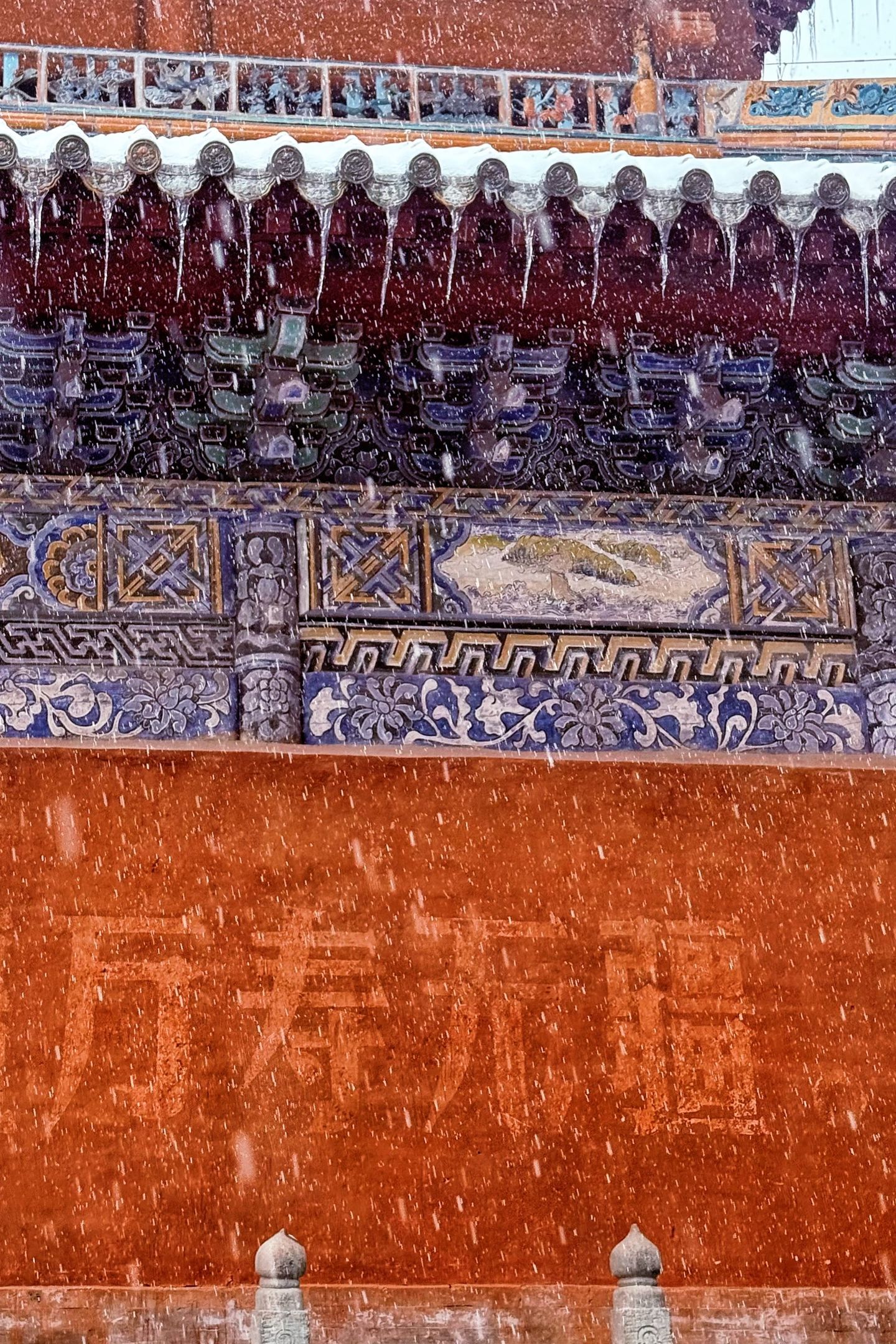 武当山紫霄宫，红墙映着白雪，松柏挺立，水汽氤氤，恍若梦中仙境。那一刻，仿佛走进了