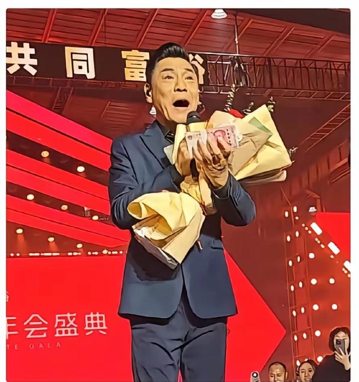 屠洪纲太聪明了，面对老板崔培军给的厚厚一叠钞票，换作其他歌手，肯定是收入囊中。然