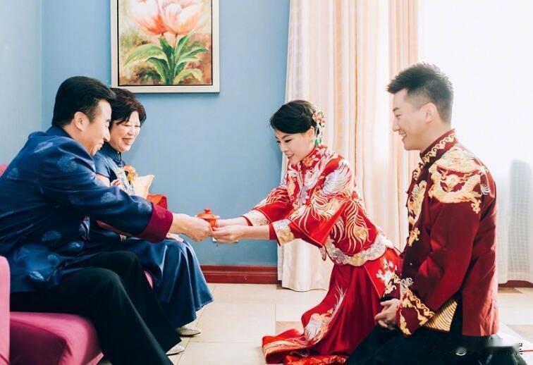 2017年，奥运冠军吴敏霞成婚时跪地给婆婆奉茶，婆婆满面得意。婚后吴敏霞两次怀胎