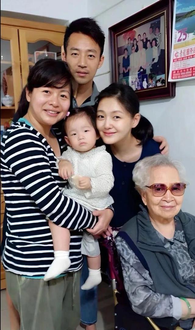 说真的，与其相信她的钱都是借给前夫了，不如相信她的钱大部分都在她妈妈那，而这些钱