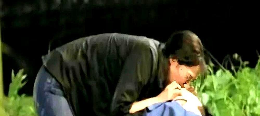 演员拍亲密戏，身体被折腾得有多惨？过去裹胶带、塞袜子，不仅遮不住啥，сним