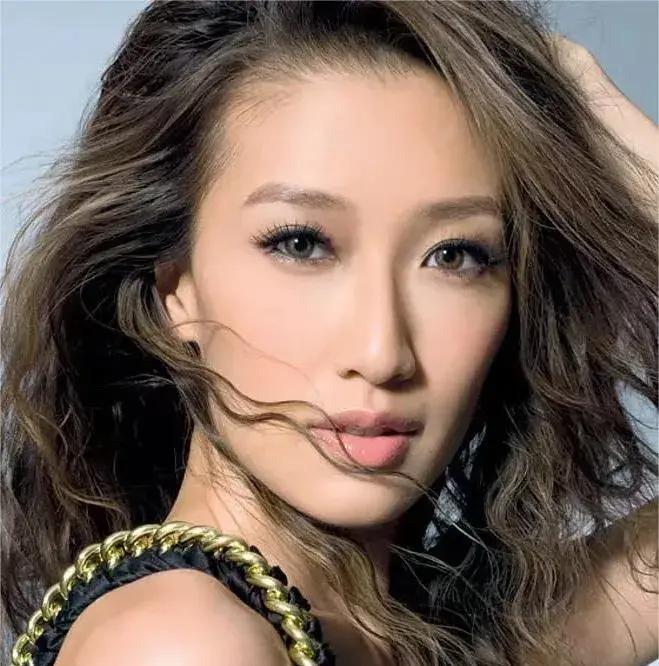 谢婷婷的痛，是隔着太平洋的。接到父亲谢贤去世的消息时，她在加拿大，过着和香