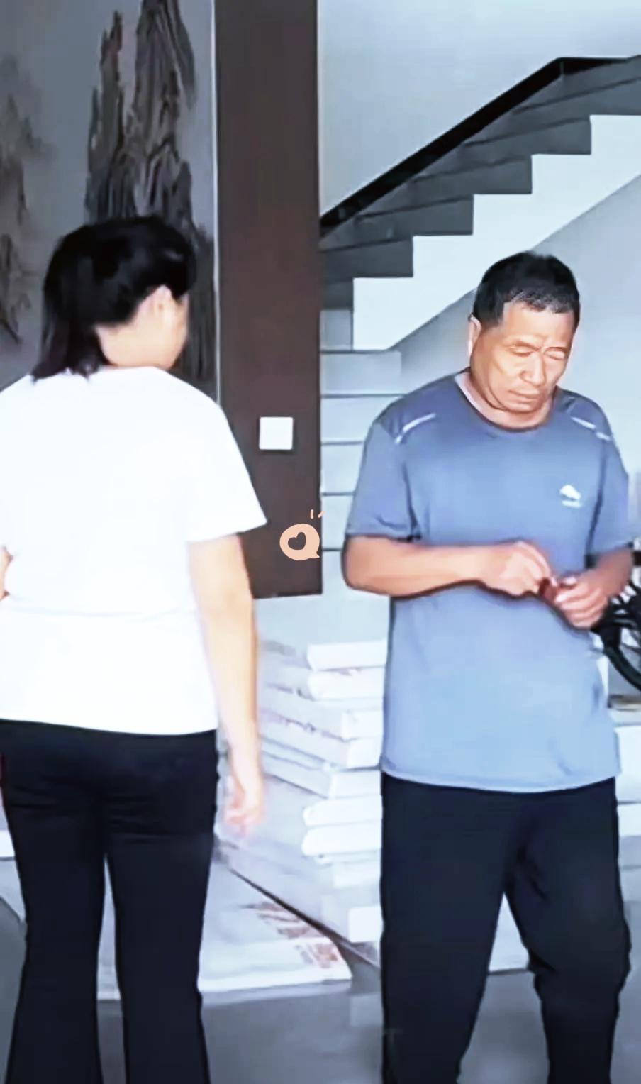 新房里的一句“去厕所抽”，逼走老父亲！网友怒劝：房子再新，没爸更凉老父亲满