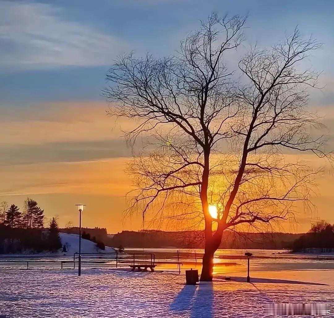 律师朋友告诫：出门7不帮，安全保命。1、让你充话费的人不要帮。2、路边让你拧瓶盖