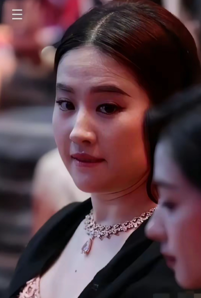 刘亦菲在高清镜头下的皮肤，真实得让人惊叹！这个小表情也太可爱了吧……​​​