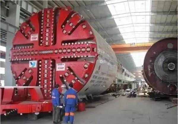 3月25号，中国产的巨型盾构机，刚在孟买港卸货，印度项目方长舒一口气。仅仅一周后