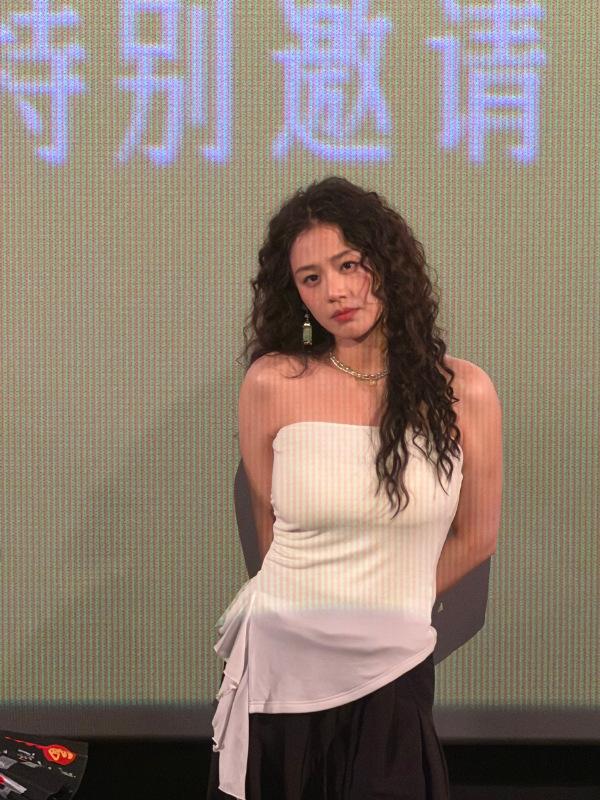 今天马思纯在出席时尚活动的时候走经典的黑白搭配风格，整个人显得格外年轻。马思