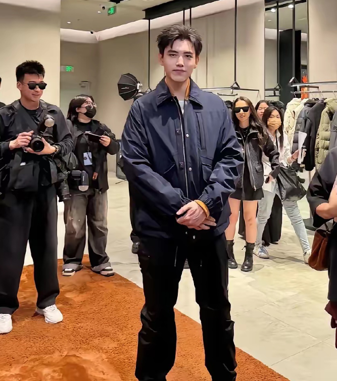 陈飞宇个子这么高往人群中一站像个巨人两条腿又长又直，像开了特效一样上网一查，