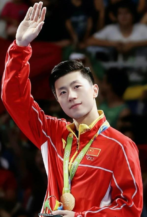 主持人问马龙：“你跟谁打乒乓球最有压力？”马龙脱口而出：“樊振东。”主持人好奇：